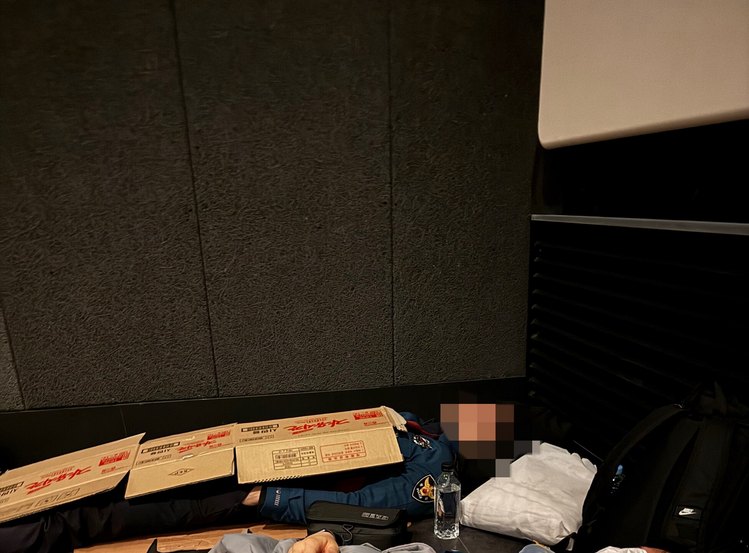 박스 덮고 쪽잠 자는 경찰관 / 전국경찰직장협의회 제공