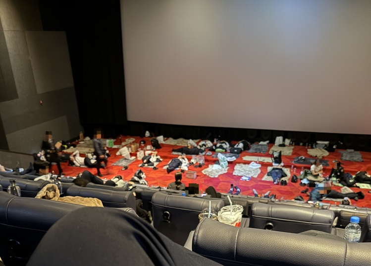 영화관 스크린 앞에서 단체 취침하는 경찰관들 / 전국경찰직장협의회 제공