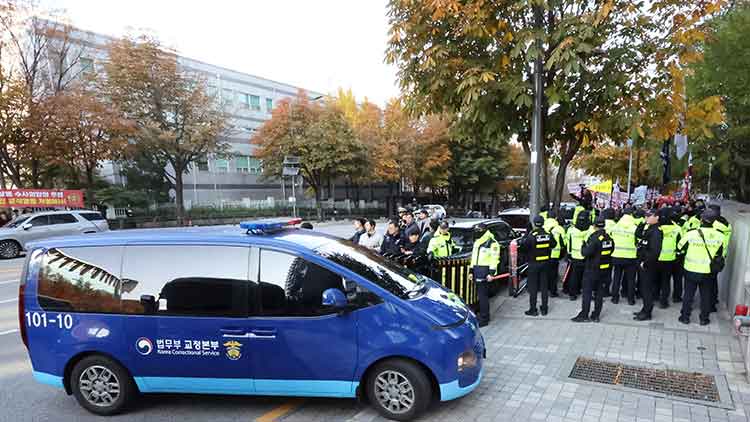 윤석열 전 대통령이 탑승한 호송차가 11일 서울 서초구 이명현 순직해병 특별검사팀 사무실 지하주차장으로 들어서고 있다. /연합뉴스