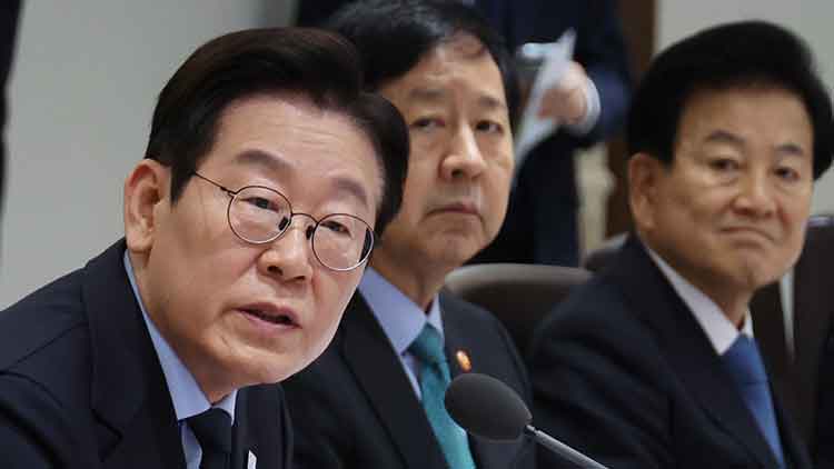 이재명 대통령이 11일 용산 대통령실에서 열린 국무회의를 주재하고 있다. /연합뉴스