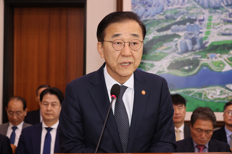 김윤덕 국토교통부 장관이 11일 서울 여의도 국회에서 열린 국토교통위원회 전체회의에서 2026년도 예산안 관련 제안설명을 하고 있다.  /연합뉴스 