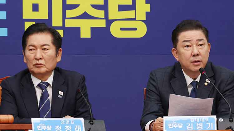 더불어민주당 김병기 원내대표가 12일 국회에서 열린 최고위원회의에서 발언하고 있다. /연합뉴스