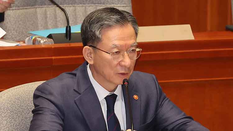 정성호 법무부 장관이 12일 국회에서 열린 예산결산특별위원회 전체회의에 출석해 대장동 사건 항소 포기 관련 질의에 답하고 있다. /연합뉴스