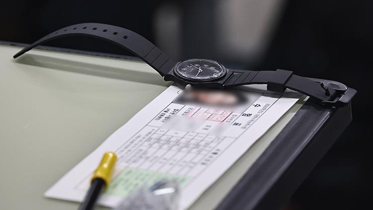 2026학년도 대학수학능력시험일인 13일 서울 종로구 경복고등학교에 마련된 고사장에서 수험생이 시험 시작을 준비하고 있다. / 사진공동취재단