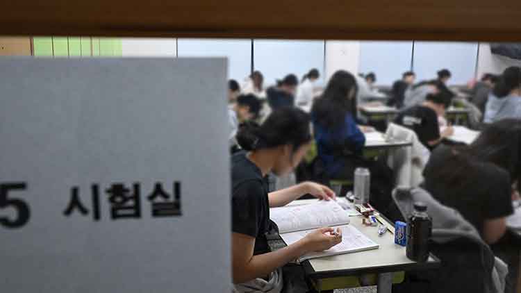 2026학년도 대학수학능력시험일인 13일 오전 서울 광진구 광남고등학교에서 수험생들이 시험 시작을 기다리고 있다. /연합뉴스