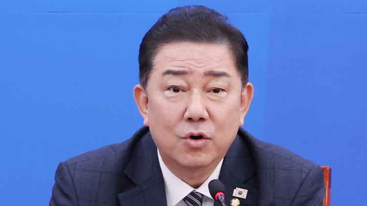 더불어민주당 김병기 원내대표가 13일 서울 여의도 국회에서 열린 원내대책회의에서 발언하고 있다. /연합뉴스