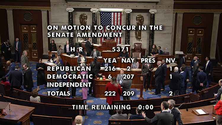 하원 텔레비전이 제공한 이 사진은 12일(현지시각) 워싱턴 국회의사당에서 정부 셧다운을 종식시키기 위한 법안의 하원 통과를 보여주는 표결 결과를 보여주고 있다.  /AP=연합뉴스