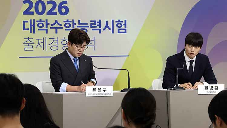 한병훈 덕산고등학교 교사(오른쪽)가 13일 정부세종청사 교육부 브리핑실에서 2026학년도 대학수학능력시험 국어영역 출제경향 분석을 하고 있다. 왼쪽은 윤윤구 한양대사범대학부속고등학교 교사. /연합뉴스