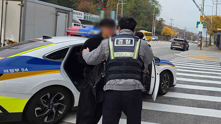 2026학년도 대학수학능력시험일인 13일 의정부시 영석고 앞에서 한 수험생이 순찰차에서 내리고 있다. /연합뉴스
