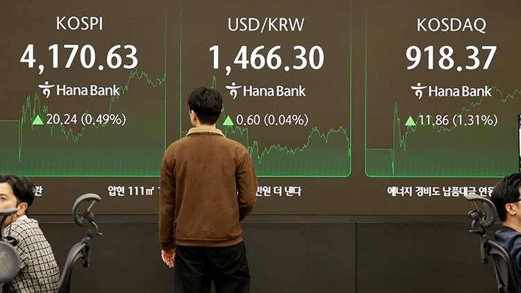 13일 서울 을지로 하나은행 본점 딜링룸 증시 현황판에 코스피, 원/달러 환율, 코스닥 지수가 표시되고 있다. /연합뉴스