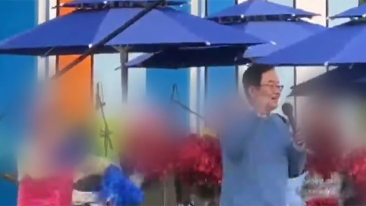 '스카프 쓰고 흔들흔들'…구청장 무대에 여성 공무원들 '백댄서'