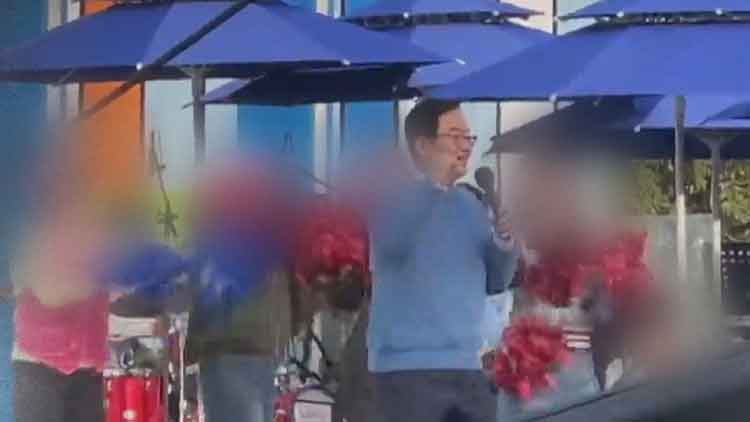 '스카프 쓰고 흔들흔들'…구청장 노래자랑 무대서 춤춘 여성 공무원들