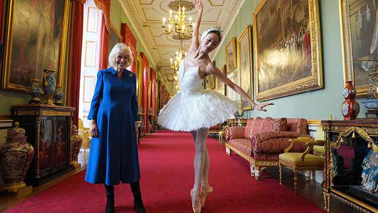 영국 커밀라(왼쪽) 왕비가 12일 (현지시간) 런던 버킹엄궁에서 열린 잉글리시 내셔널 발레단 (ENB) 창단 75주년 기념 행사에서 수석 무용수 이상은의 춤을 지켜보고 있다. /AFP=연합뉴스