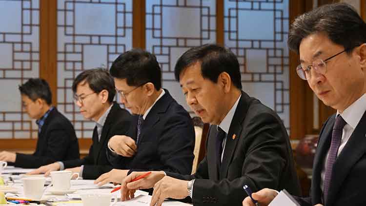 구윤철 부총리 겸 기획재정부 장관(오른쪽에서 두번째)이 14일 서울 종로구 정부서울청사에서 시장상황점검회의를 주재하고 있다. /기획재정부 제공