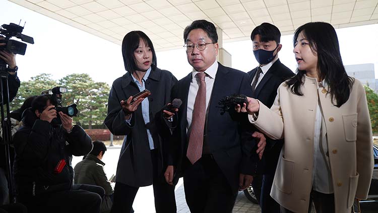 노만석 검찰총장 직무대행이 14일 서울 서초구 대검찰청으로 들어서고 있다. /연합뉴스