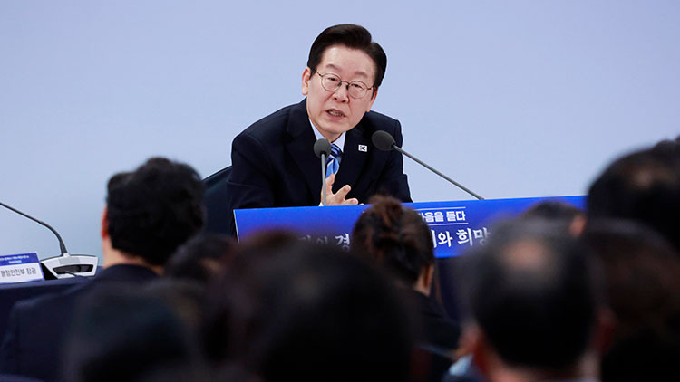 이재명 대통령이 14일 경기 파주시 라이브러리스테이 지지향에서 열린 '경기 북부의 마음을 듣다' 타운홀 미팅 간담회에서 참석자 질문에 답하고 있다. /연합뉴스