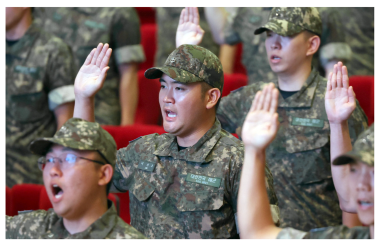 이재용 삼성전자 회장의 장남 지호가 지난 9월 경남 해군사관학교에서 열린 '제139기 해군 사관후보생 입교식'에서 선서하고 있다.  (출처:연합뉴스)