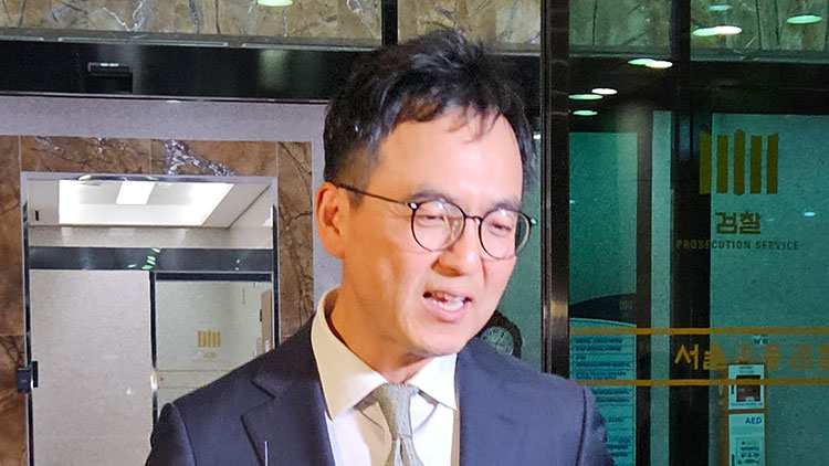 '대장동 항소 포기' 논란 끝에 사표를 낸 노만석 검찰총장 직무대행의 후임자로 임명된 구자현 서울고등검찰청 검사장이 14일 서울 서초구 서울고등검찰청사를 나서며 취재진 질문에 답하고 있다. /연합뉴스