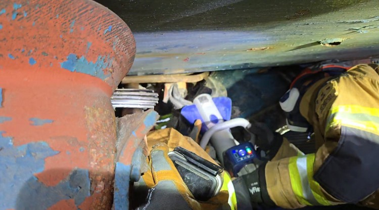 연일 수색 사투 중인 구조대원…발인도 미루고  "제발 구해내길"