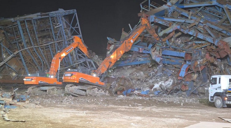 철제 구조물을 자르고 있는 중장비 / 울산소방본부 제공