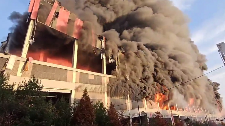 
천안 이랜드 물류센터 불, 대응 2단계…"인명피해 없어"