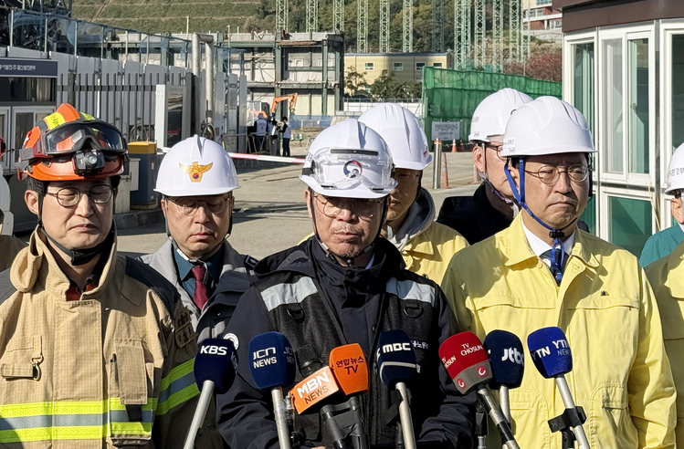 울산화력발전 붕괴 사고 중앙사고수습본부 공동 본부장인 김영훈(가운데) 고용노동부 장관이 15일 오전 사고 현장 앞에서 브리핑하고 있다. /연합뉴스 
