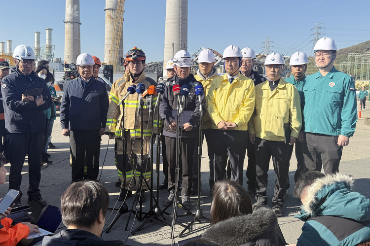 울산화력발전 붕괴 사고 중앙사고수습본부 공동 본부장인 김영훈 고용노동부 장관이 15일 오전 사고 현장 앞에서 브리핑하고 있다.  /연합뉴스 