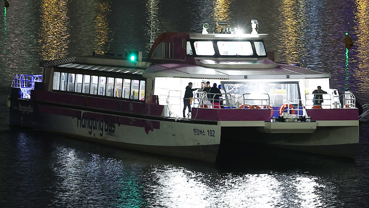 지난 15일 서울 한강버스가 서울 송파구 잠실선착장 인근 강바닥에 걸려 멈춰 있다. 배에 탑승해 있던 승객 80여명은 소방 당국과 서울경찰청 한강경찰대가 출동해 구조됐다. /연합뉴스 