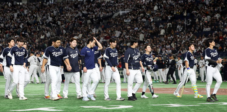 지난 15일 일본 도쿄돔에서 열린 2025 K베이스볼 시리즈 대한민국과 일본의 평가전. 11-4로 패한 대한민국 야구팀 선수들이 아쉬워하며 경기장을 빠져나가고 있다. /연합뉴스 