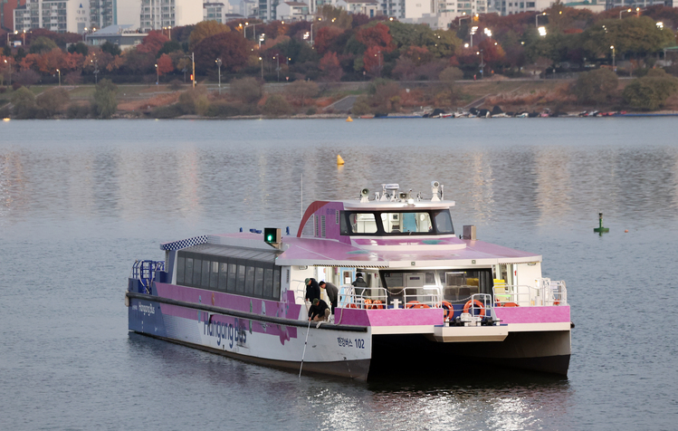 16일 서울 송파구 잠실선착장 부근 강바닥에 걸려 멈춘 한강버스에서 관계자가 수심 확인을 하고 있다. /연합뉴스 