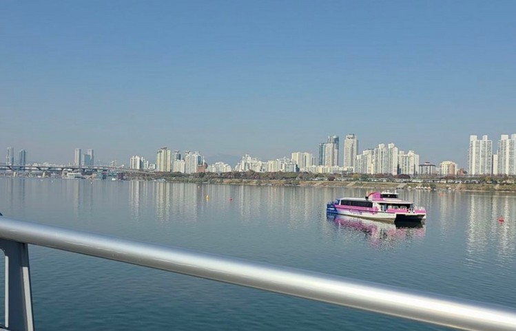 잠실선착장 인근 강 바닥 토사에 걸려 멈춰 선 한강버스 102호