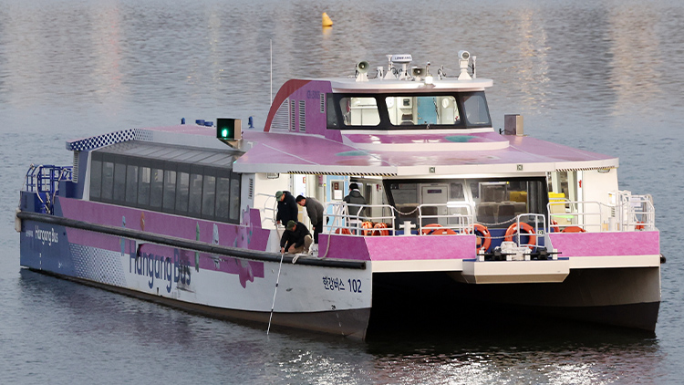 보름만에 또 한강버스 멈춰 82명 대피…'정치 공방'으로도 번져