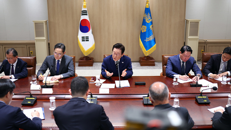 李, 7개 기업 총수들과 관세 후속 논의…기업들, 수백조 원 국내 투자 약속