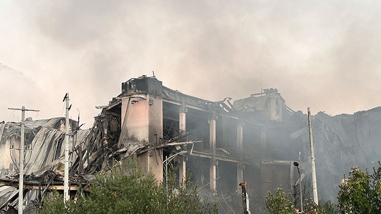 16일 오후 충남 천안시 동남구 풍세면 이랜드패션 물류센터에서 전날 발생한 화재로 건물 일부가 붕괴돼 있다. 지난 15일 오전 6시 8분께 화재가 발생한 이랜드패션 물류센터에서 이틀째 진화 작업이 이어지고 있다. /연합뉴스