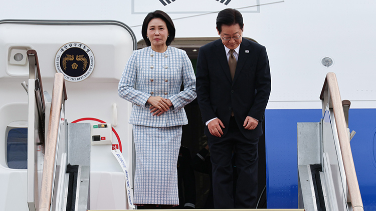 주요 20개국(G20) 정상회의 참석을 계기로 UAE·이집트·튀르키예 등 4개국 순방에 나서는 이재명 대통령과 김혜경 여사가 17일 성남 서울공항에서 공군 1호기에 올라 인사하고 있다. /연합뉴스