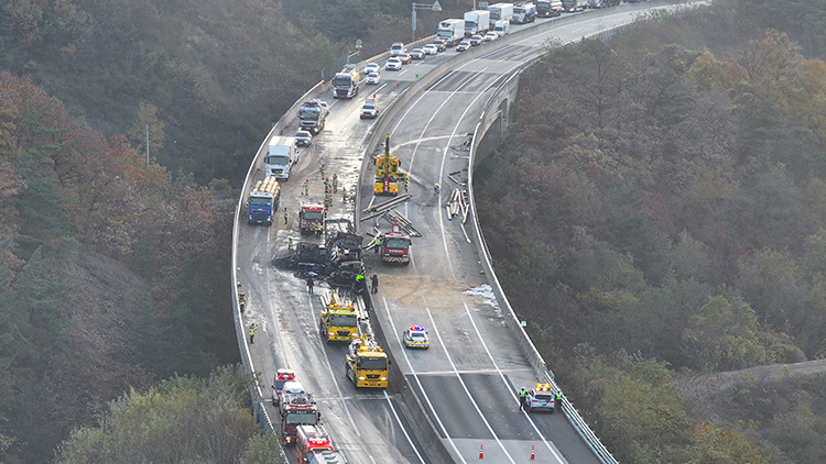 17일 오전 3시 12분께 상주영천고속도로 양방향에서 대형 교통사고로 화재가 발생한 가운데 당국이 사고 수습을 하고 있다. /연합뉴스