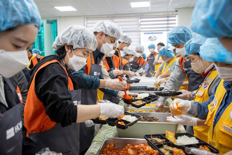 호반그룹 임직원 봉사단 ‘호반사랑나눔이’가 지난 4월 안동 산불 피해지역을 찾아 이재민을 위한 배식 봉사활동을 진행했다. (제공 : 호반건설)