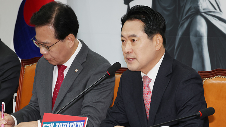 국민의힘 장동혁 대표가 17일 서울 여의도 국회에서 열린 최고위원회의에서 발언하고 있다. /연합뉴스