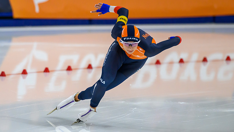 네덜란드의 펨케 콕 선수가 16일(현지시각) 솔트레이크시티에서 열린 월드컵 스피드스케이팅 여자 500m 경기에서 새로운 세계 기록을 경신하고 있다. /AP=연합뉴스