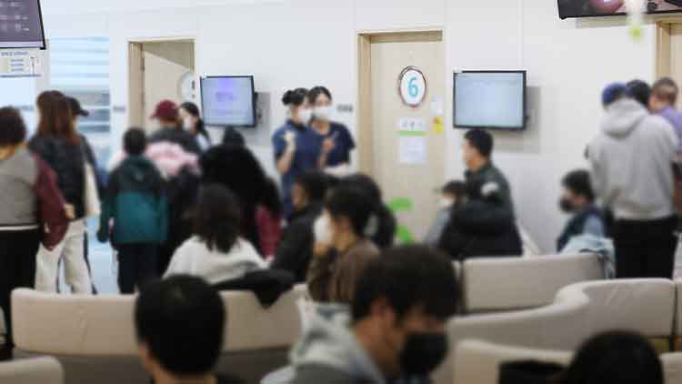 독감이 유행 중인 지난 11일 성북구 우리아이들병원 진료실이 진료를 받기 위해 기다리는 어린이들로 붐비고 있다.  /연합뉴스
