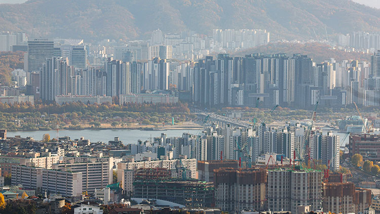 10ㆍ15 부동산 대책 발표 전후로 아파트 매매가격이 크게 오른 지난달 아파트를 포함한 서울의 집값 상승 폭이 전월의 2배 수준을 기록한 것으로 나타났다. /연합뉴스