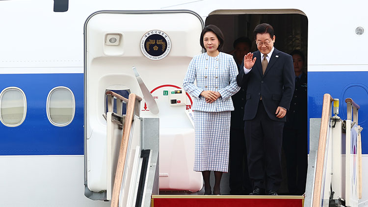 주요 20개국(G20) 정상회의 참석을 계기로 UAE·이집트·튀르키예 등 4개국 순방에 나서는 이재명 대통령과 김혜경 여사가 17일 성남 서울공항에서 공군 1호기에 올라 인사하고 있다. /연합뉴스
