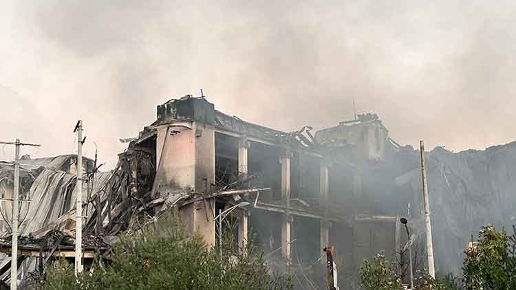 지난 16일 오후 충남 천안시 동남구 풍세면 이랜드패션 물류센터 화재 진화 모습 /연합뉴스