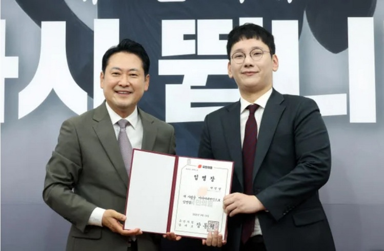 지난 9월 16일 박민영(오른쪽) 미디어 대변인에게 임명장을 수여한 뒤 기념촬영한 장동혁 국민의힘 대표