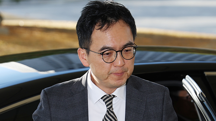 구자현 대검찰청 차장검사가 18일 오전 서울 서초구 대검찰청으로 출근하고 있다. /연합뉴스 