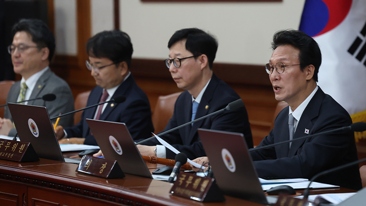 김민석 국무총리가 18일 정부서울청사에서 열린 국무회의에서 발언을 하고 있다.  /연합뉴스 