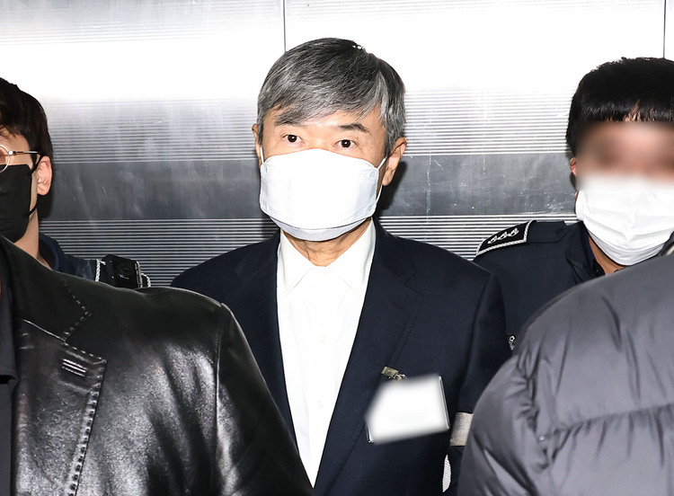 직무유기 및 국정원법상 정치중립 위반 등 혐의로 구속된 조태용 전 국가정보원 원장이 18일 서울 서초구 순직해병특검 사무실에 조사를 받기 위해 출석하고 있다. /연합뉴스 