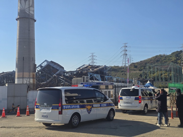 사고 현장으로 진입하는 경찰 / 김동영 기자