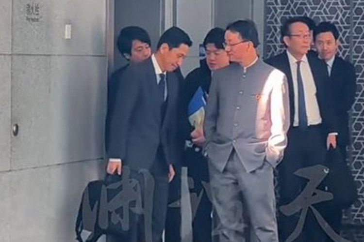 고개 숙인 日, 주머니에 손 넣은 中…'日굴욕 영상' SNS 확산