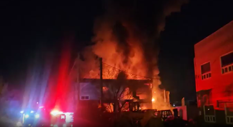 공장에서 불이 난 모습/시청자 제공